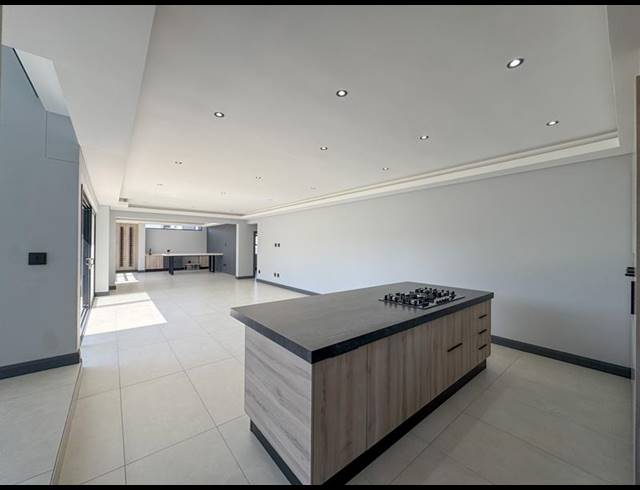 5 BEDROOM HOUSE FOR SALE IN MIDSTREAM HEIGHTS
